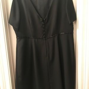 Short black classic cocktail dress w/ beaded accent/ size 22WP